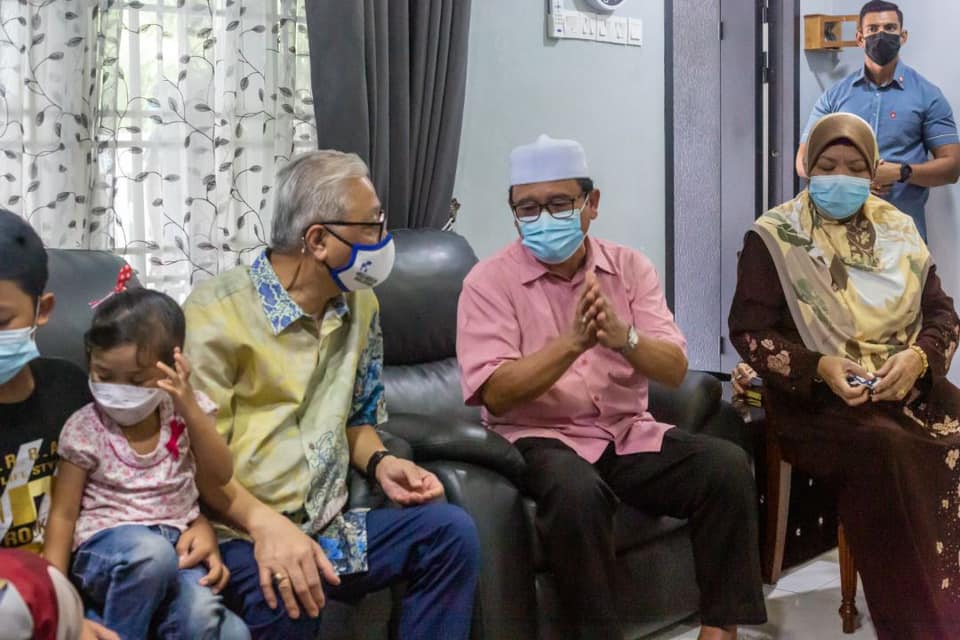 Lawatan YAB Perdana Menteri ke rumah lima beradik yang kehilangan 