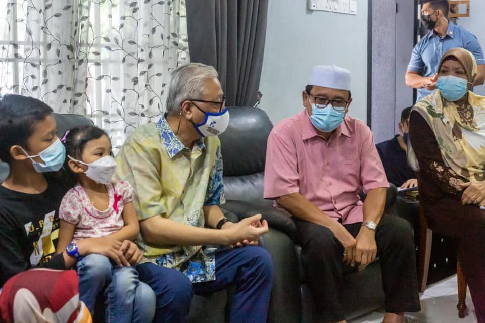 Lawatan YAB Perdana Menteri ke rumah lima beradik yang kehilangan 